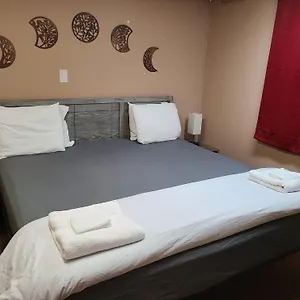 Pensión Cozy With Comfortable Beds And Fully Equipped Kitchen 15 Mins Drive From Airport, Downtown, Sait And U Of C And 80 Min Drive To Banff, YYC